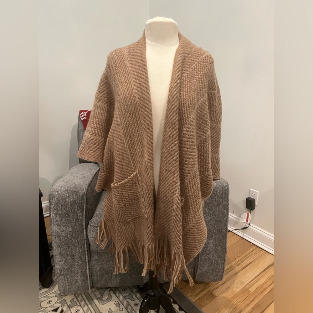 Vince Camuto Women's Cape‎ Sweater Fringe Trim Open Poncho One Size Tan Pockets